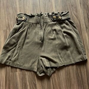 a.n.a size 8 green shorts